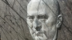 Барельеф может быть центром притяжения внимания любого места захоронения