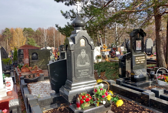 Массивный памятник в православном стиле на одного покойного